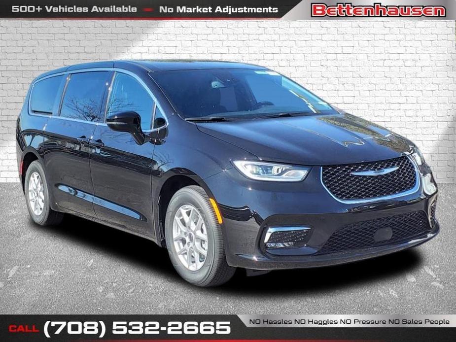 new 2025 Chrysler Pacifica car, priced at $41,204