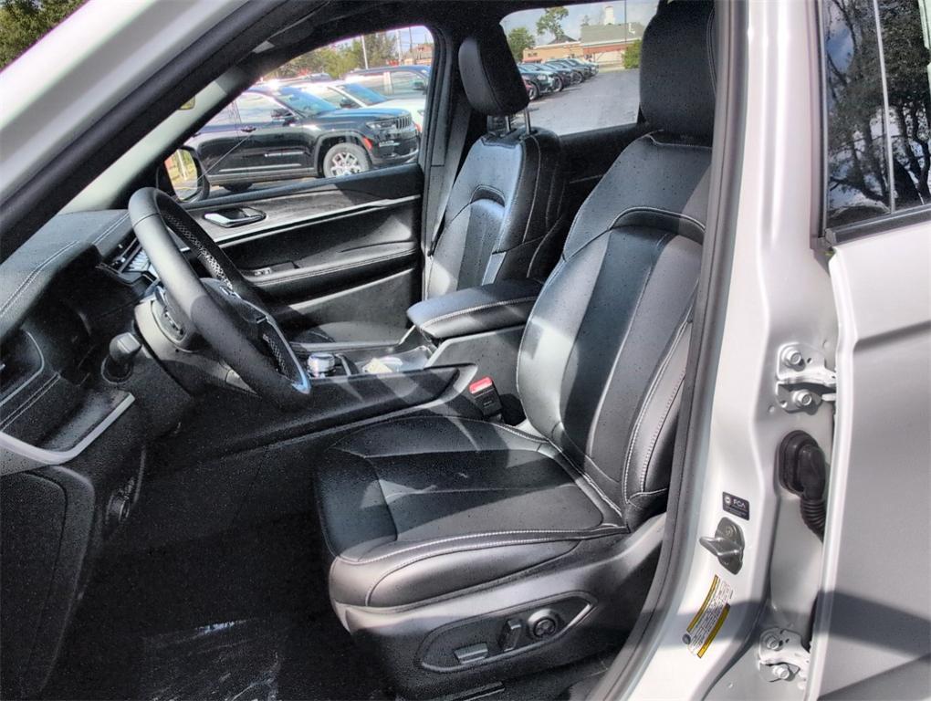 new 2025 Jeep Grand Cherokee car, priced at $46,352