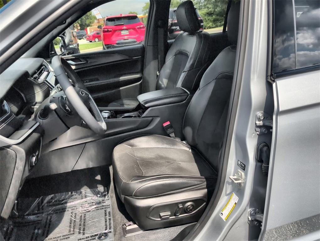 used 2023 Jeep Grand Cherokee car, priced at $33,900