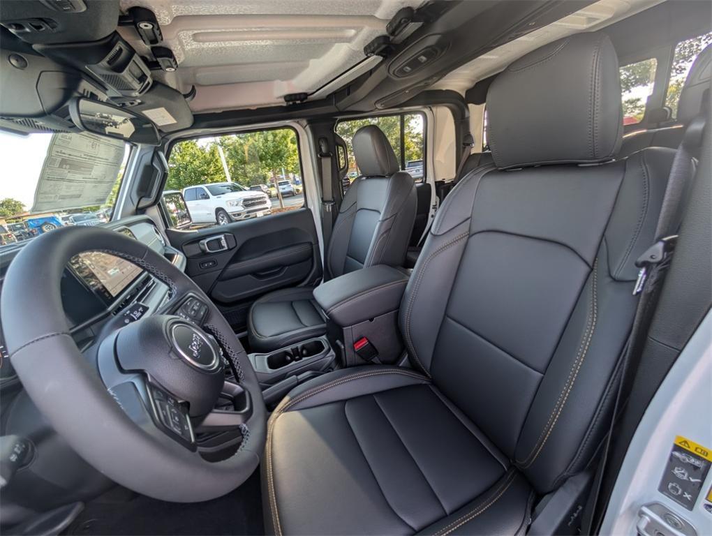 new 2025 Jeep Gladiator car, priced at $44,185
