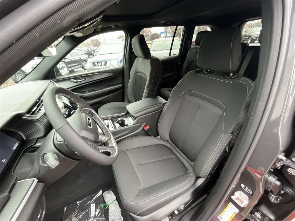 new 2025 Jeep Grand Cherokee car, priced at $43,090