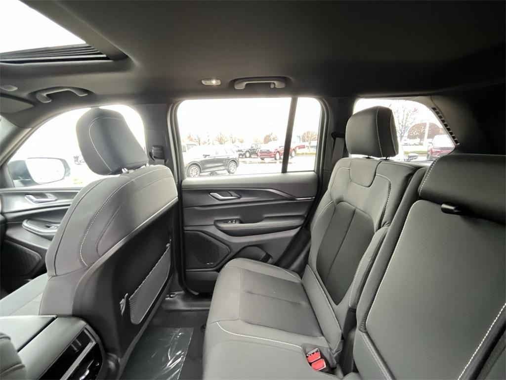 new 2025 Jeep Grand Cherokee car, priced at $43,090