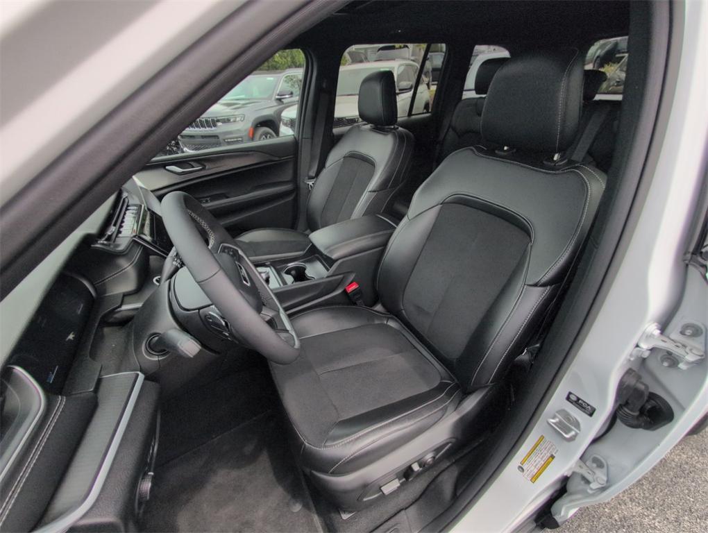 new 2025 Jeep Grand Cherokee car, priced at $40,685