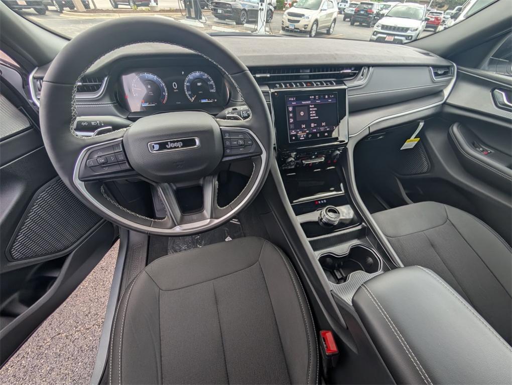 new 2025 Jeep Grand Cherokee car, priced at $40,009