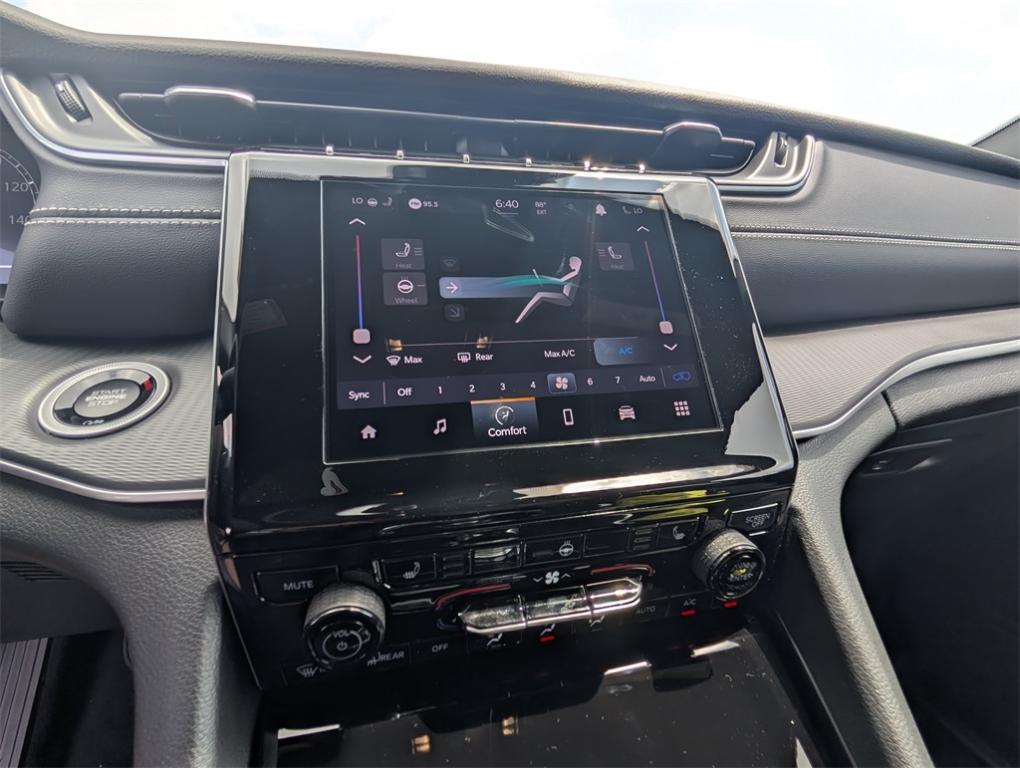 new 2025 Jeep Grand Cherokee car, priced at $40,009
