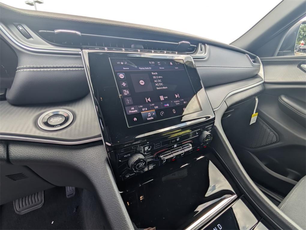 new 2025 Jeep Grand Cherokee car, priced at $40,009