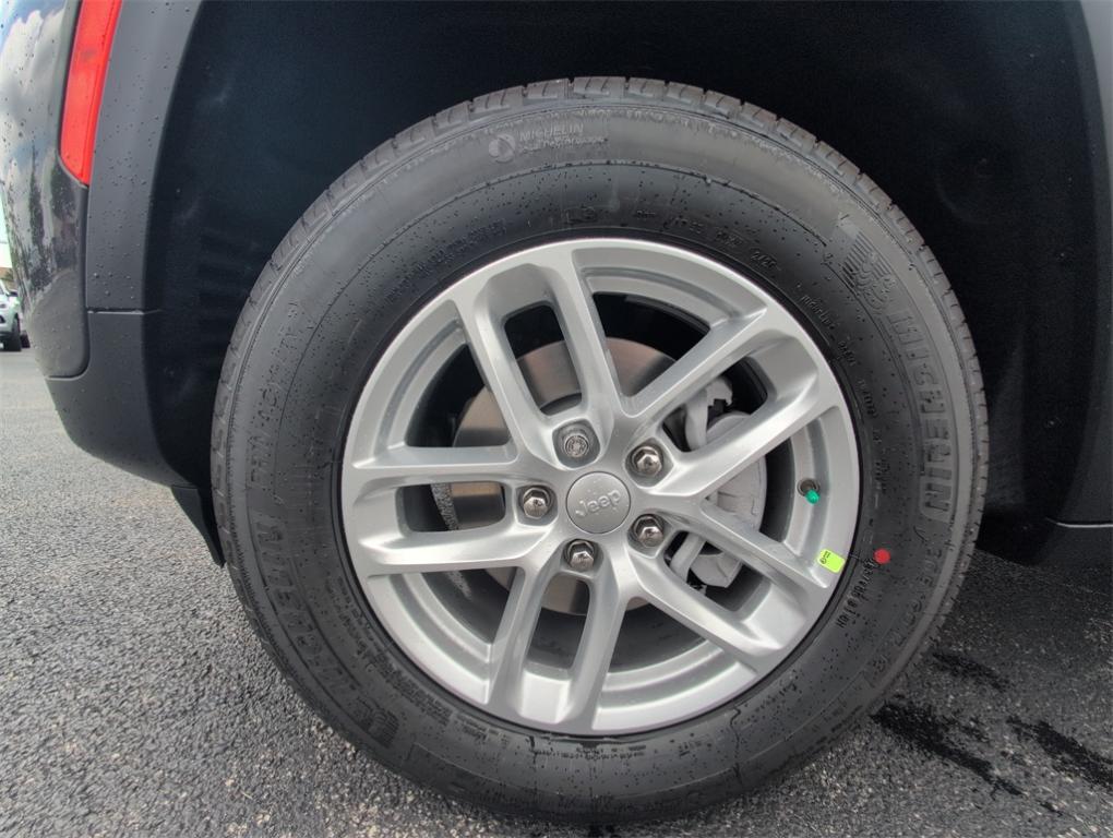 new 2025 Jeep Grand Cherokee car, priced at $40,009