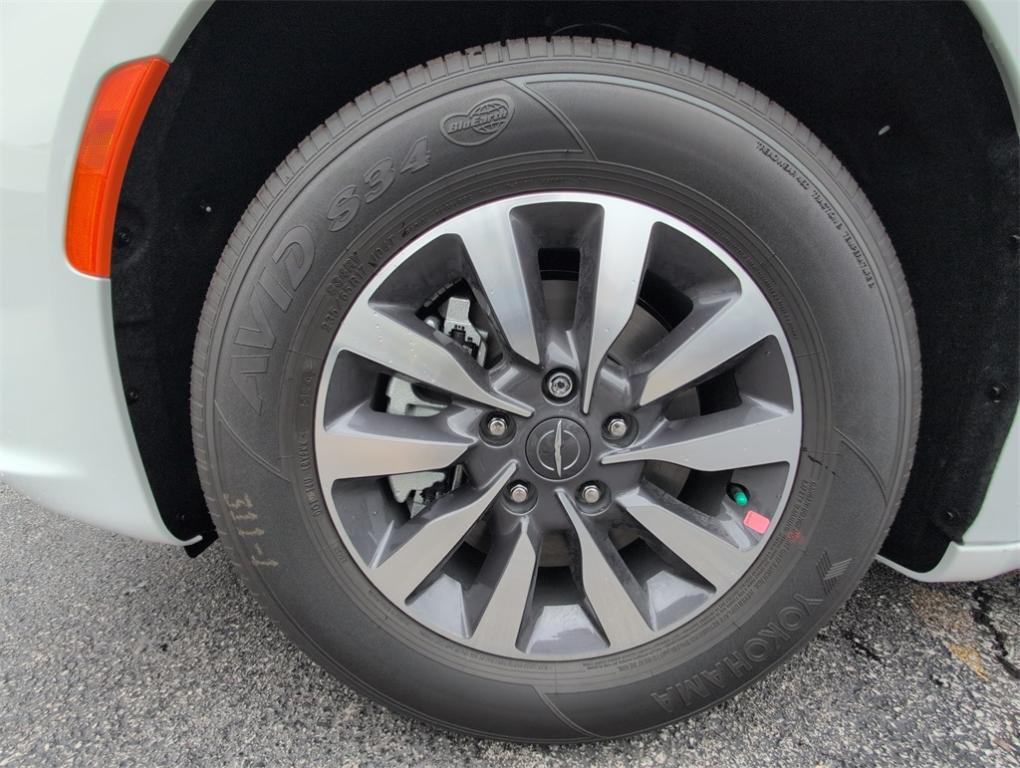 new 2025 Chrysler Pacifica Hybrid car, priced at $46,700