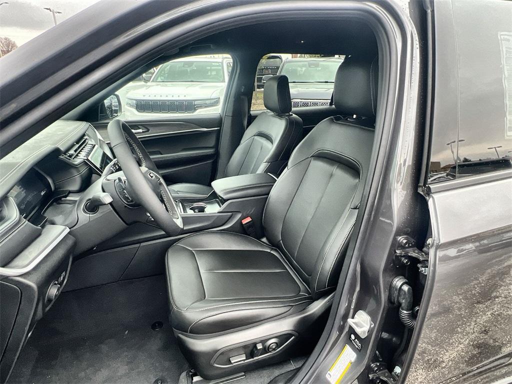 new 2025 Jeep Grand Cherokee L car, priced at $44,495