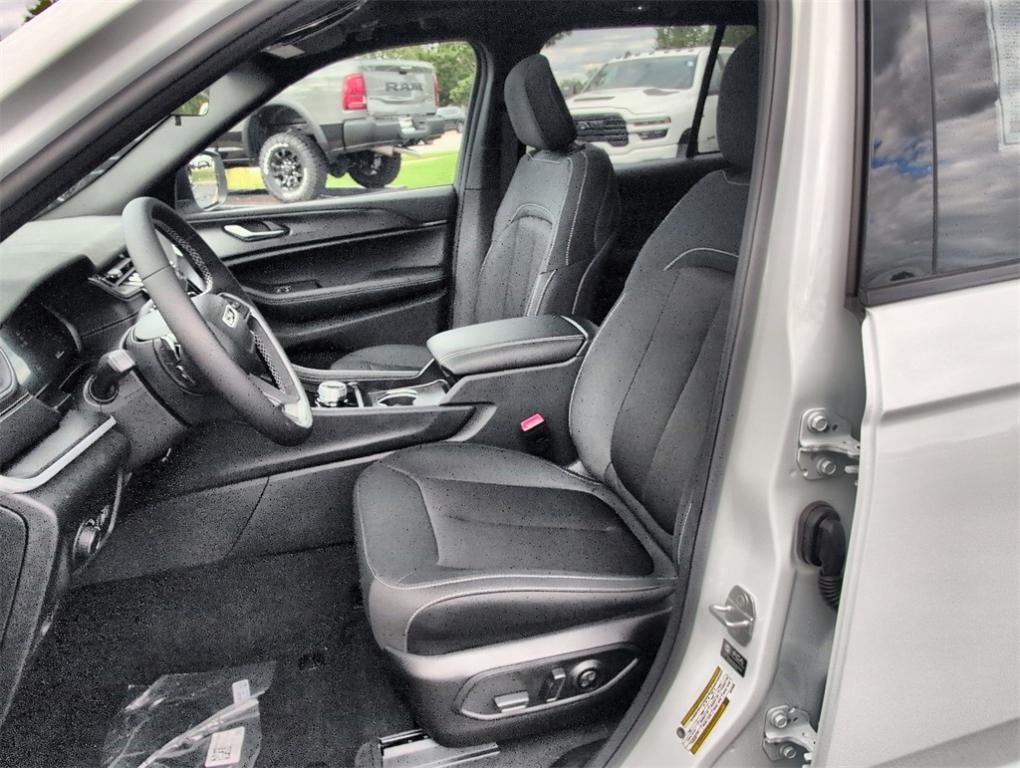 new 2025 Jeep Grand Cherokee car, priced at $39,353