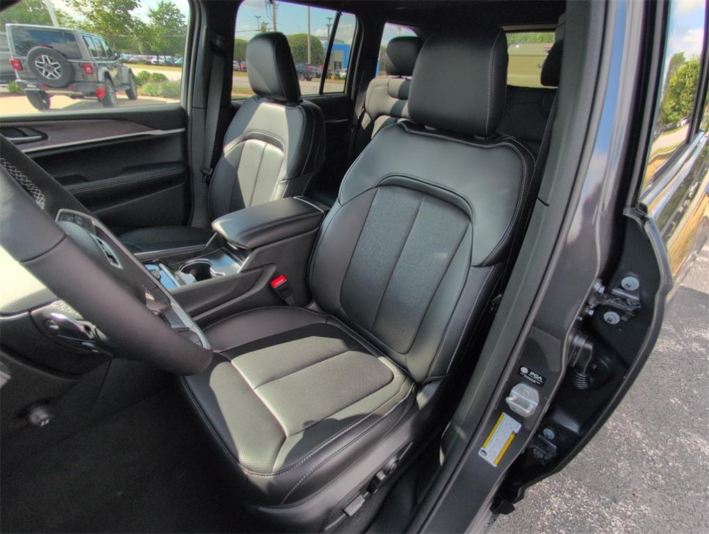 new 2025 Jeep Grand Cherokee car, priced at $45,064