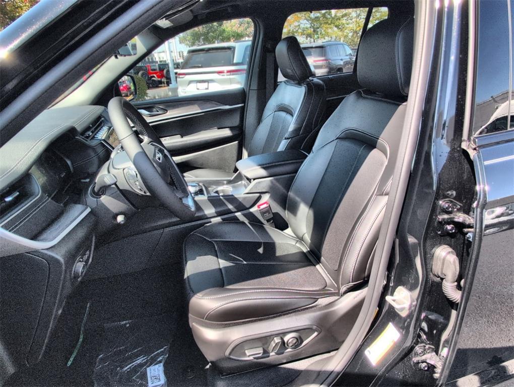 new 2025 Jeep Grand Cherokee car, priced at $44,625