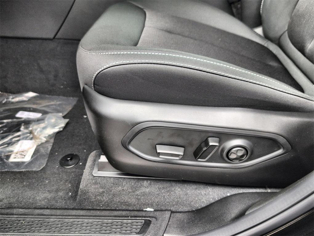 new 2025 Jeep Grand Cherokee car, priced at $39,889
