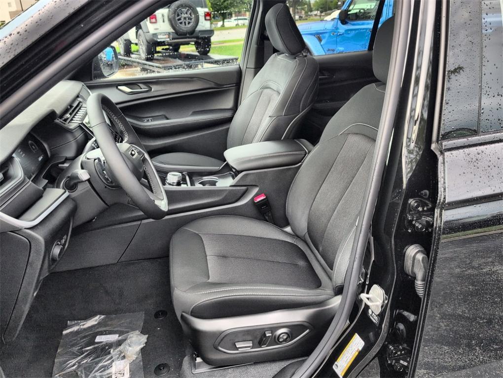 new 2025 Jeep Grand Cherokee car, priced at $39,889