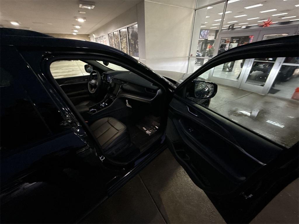 new 2025 Jeep Grand Cherokee car, priced at $51,400