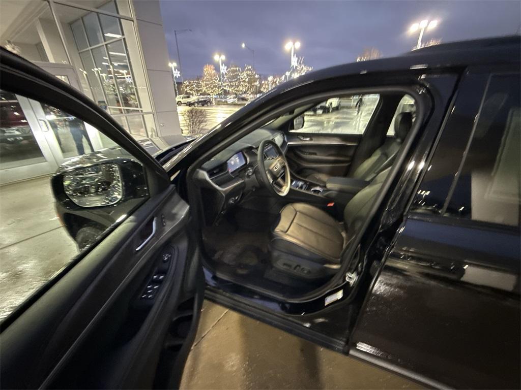 new 2025 Jeep Grand Cherokee car, priced at $51,400