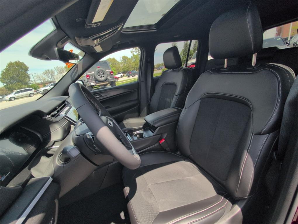 new 2025 Jeep Grand Cherokee car, priced at $42,925