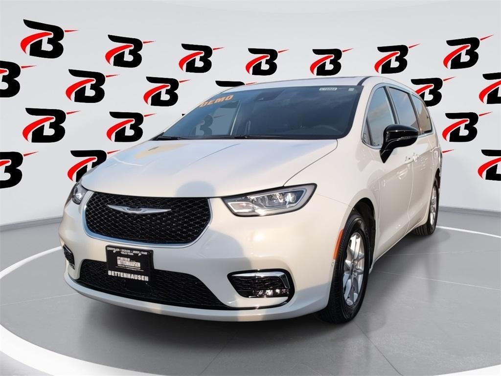 new 2025 Chrysler Pacifica car, priced at $44,034