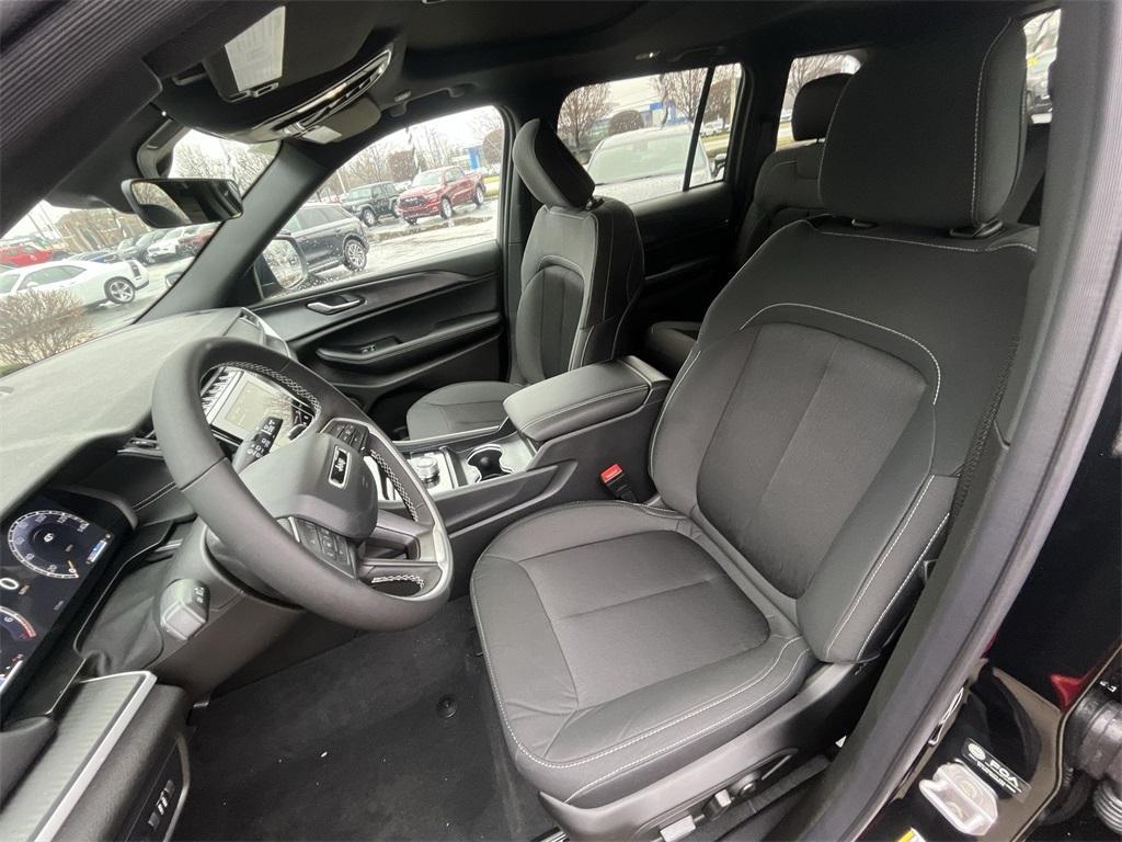 new 2025 Jeep Grand Cherokee car, priced at $40,590