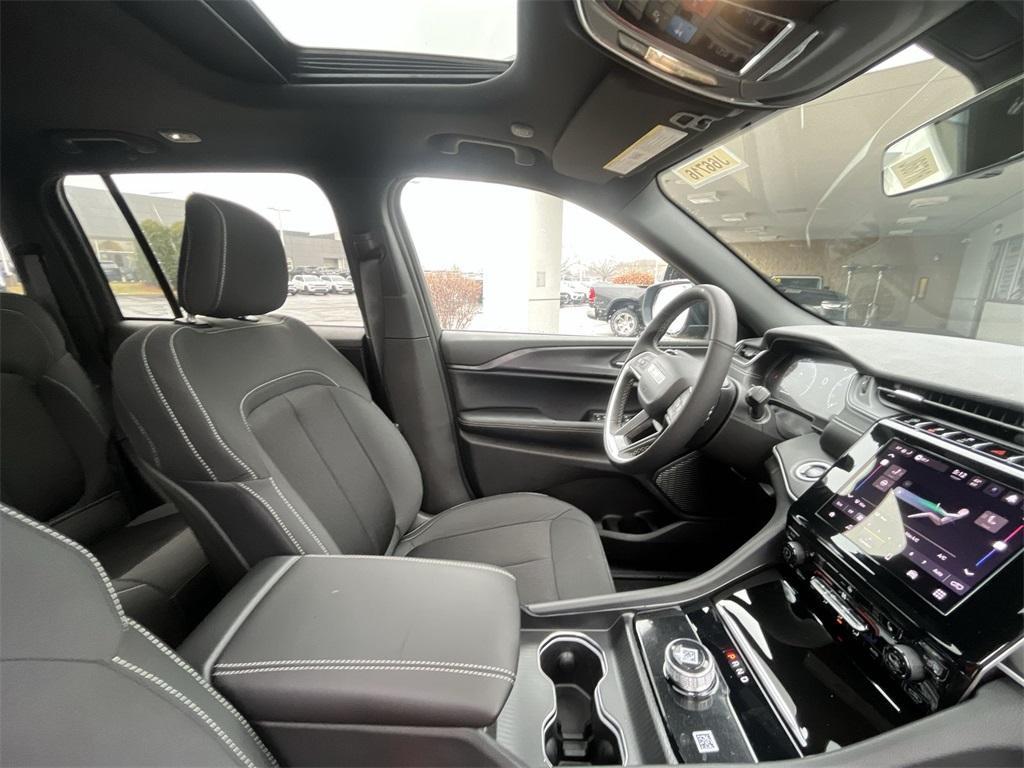 new 2025 Jeep Grand Cherokee car, priced at $40,590