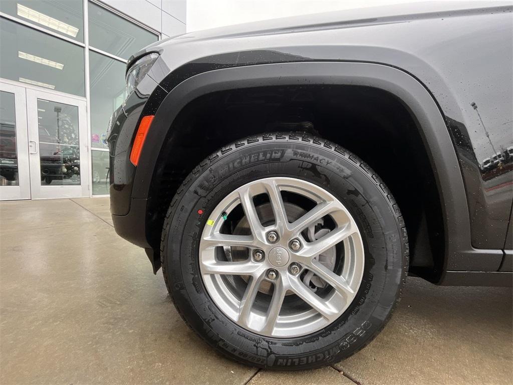 new 2025 Jeep Grand Cherokee car, priced at $40,590