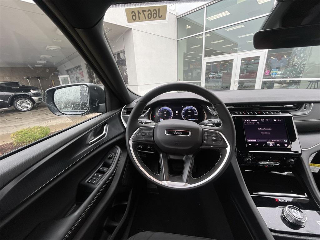 new 2025 Jeep Grand Cherokee car, priced at $40,590