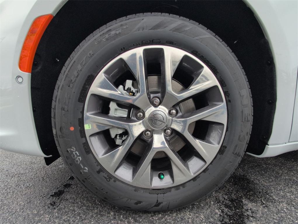 new 2025 Chrysler Pacifica Hybrid car, priced at $47,640