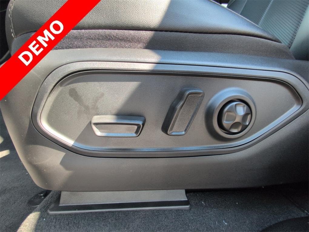 new 2025 Jeep Grand Cherokee car, priced at $43,640