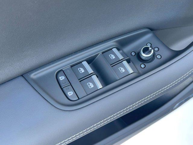 new 2025 Audi Q7 car, priced at $70,371