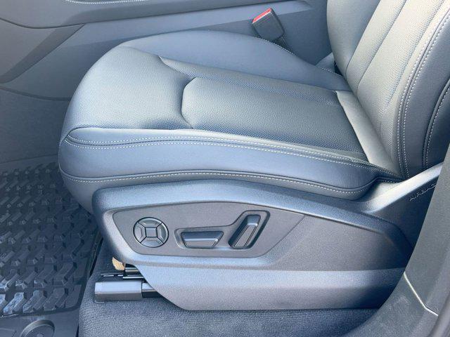 new 2025 Audi Q7 car, priced at $70,371