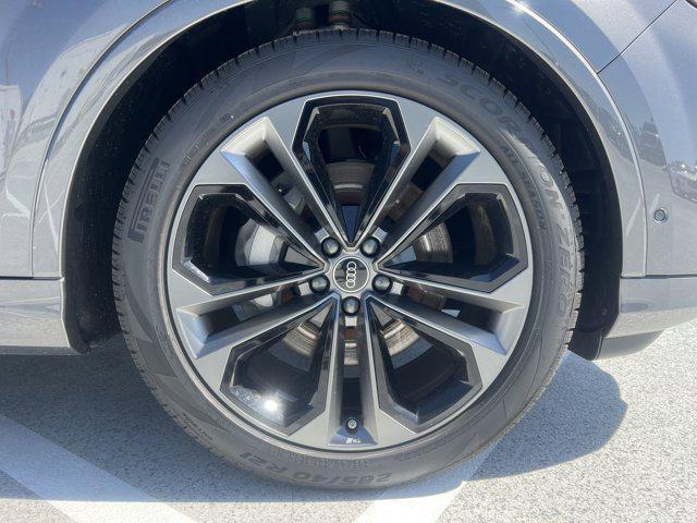 new 2025 Audi Q7 car, priced at $78,862