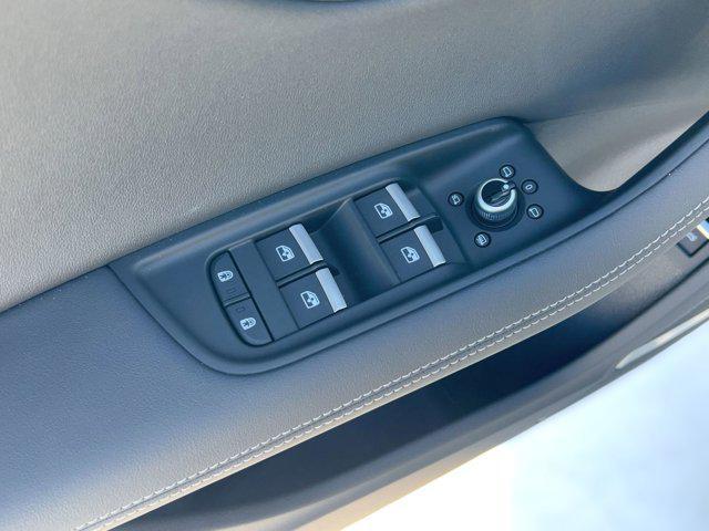 new 2025 Audi Q7 car, priced at $73,191