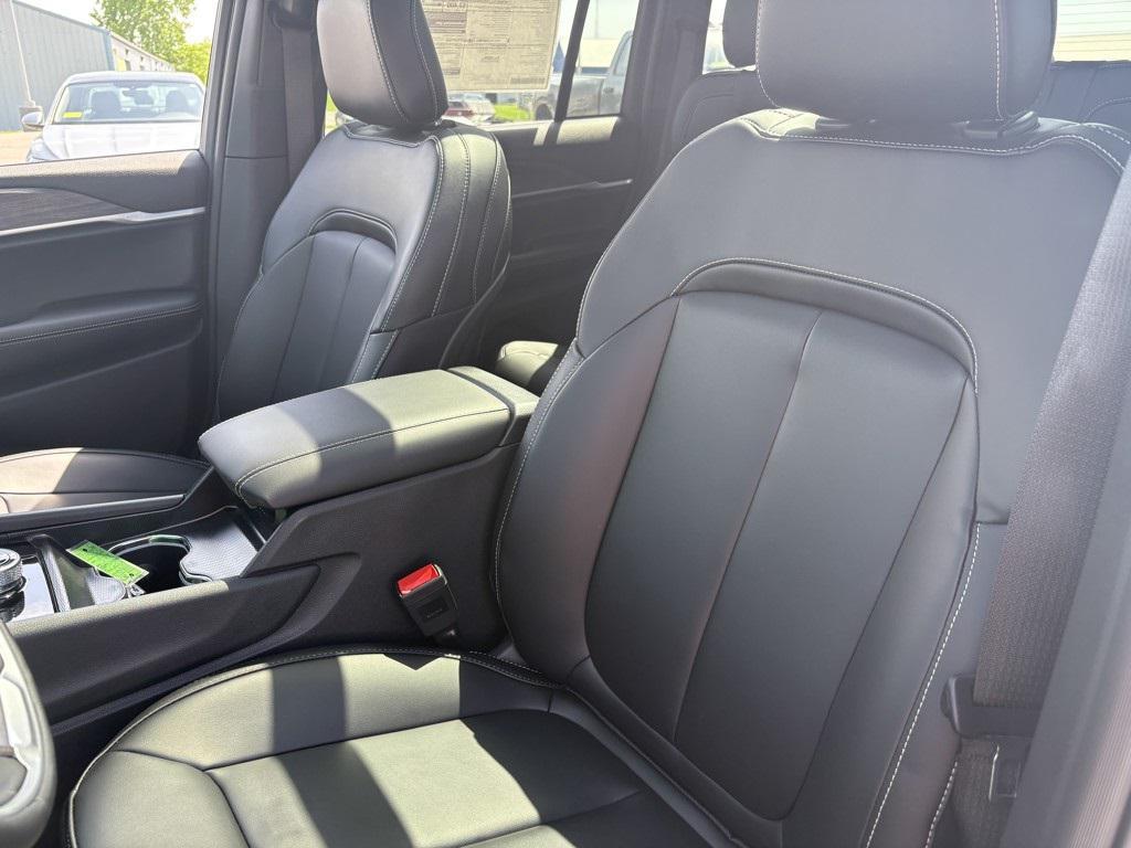 new 2025 Jeep Grand Cherokee car, priced at $49,901