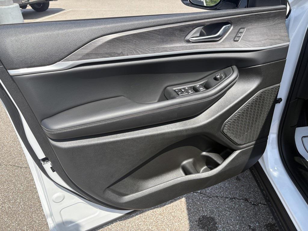 new 2025 Jeep Grand Cherokee car, priced at $49,901
