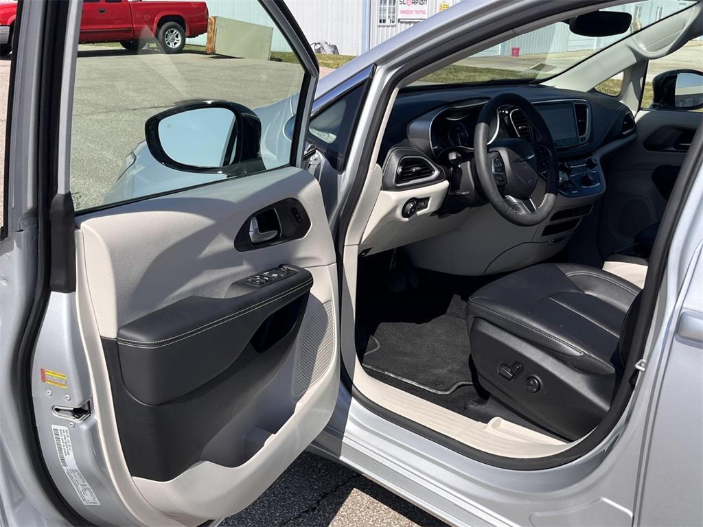 used 2024 Chrysler Pacifica car, priced at $35,417
