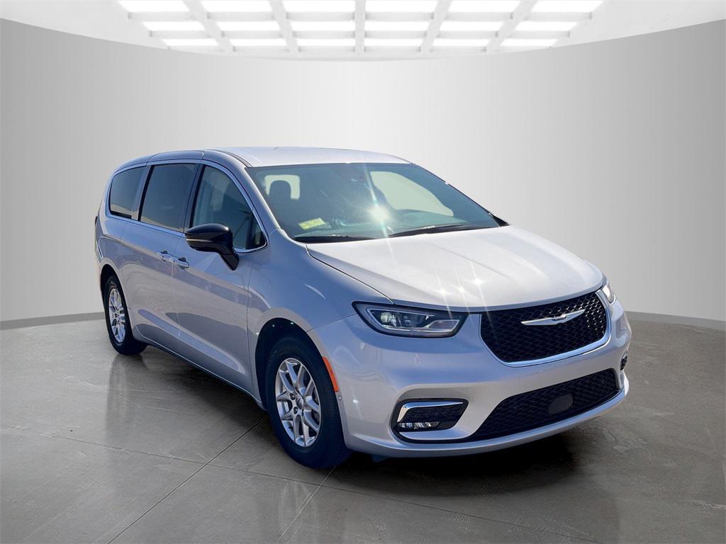 used 2024 Chrysler Pacifica car, priced at $35,417