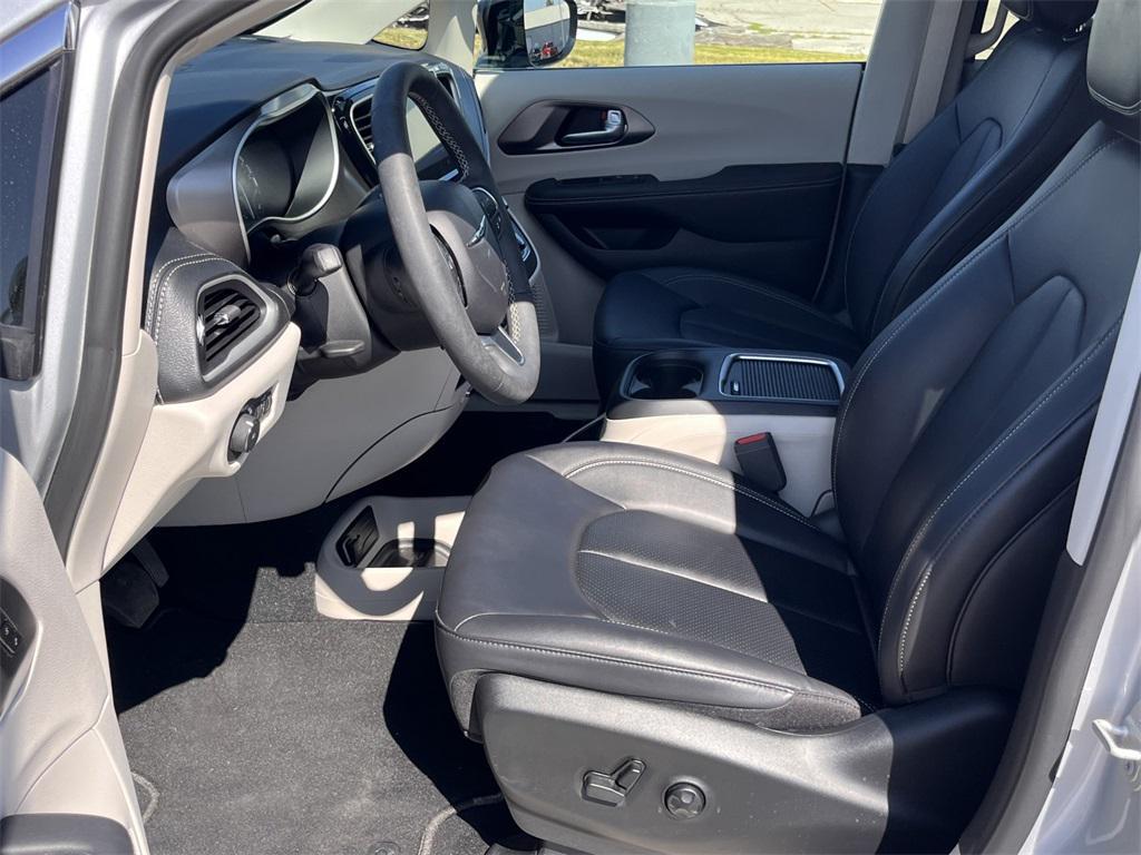 used 2024 Chrysler Pacifica car, priced at $35,417
