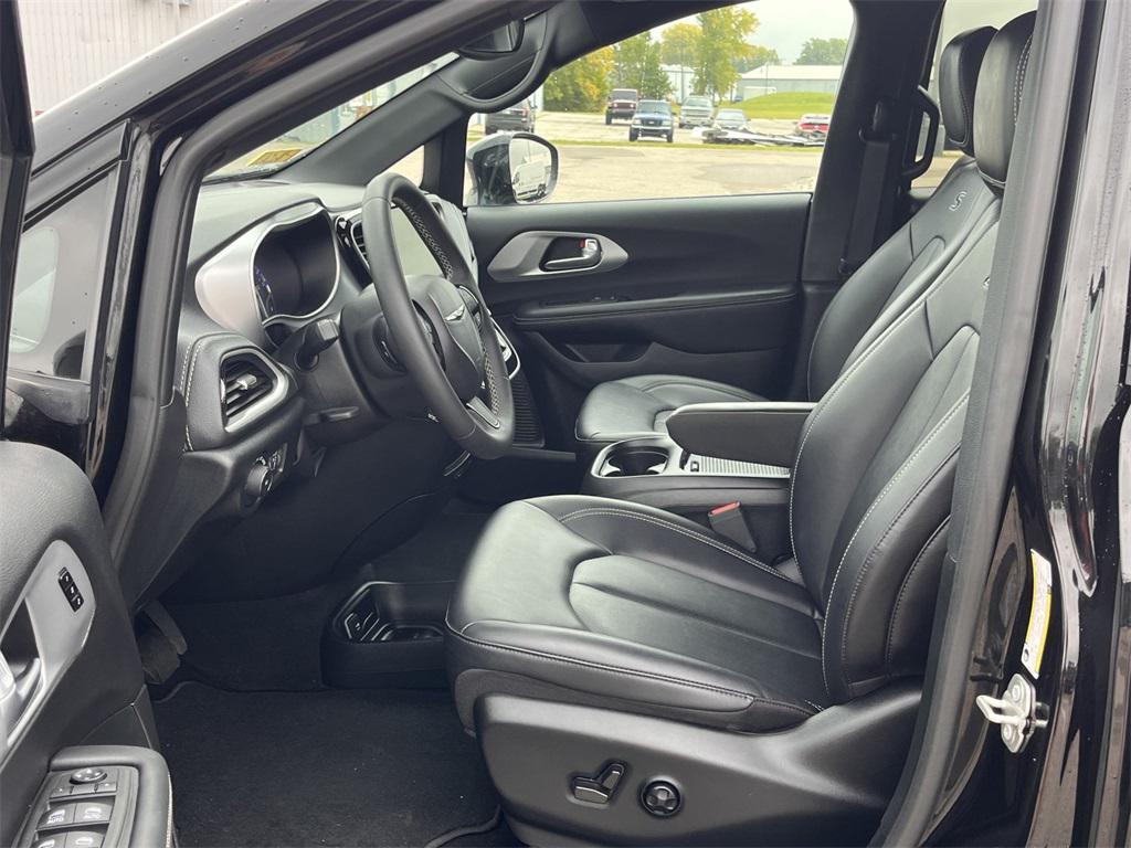 used 2024 Chrysler Pacifica car, priced at $39,979