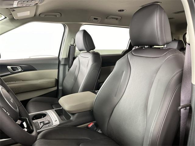 new 2025 Kia Carnival car, priced at $39,635