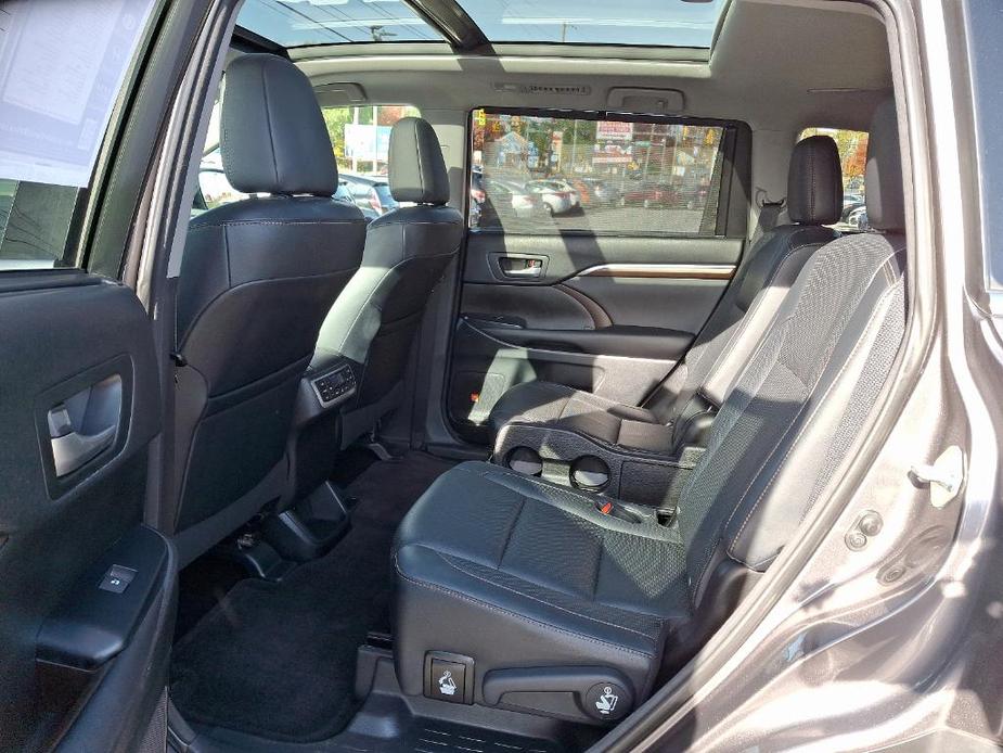 used 2015 Toyota Highlander car, priced at $17,993