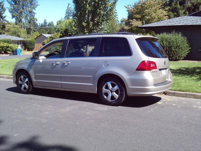 used 2009 Volkswagen Routan car, priced at $3,995