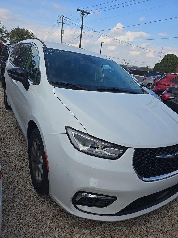 used 2024 Chrysler Pacifica car