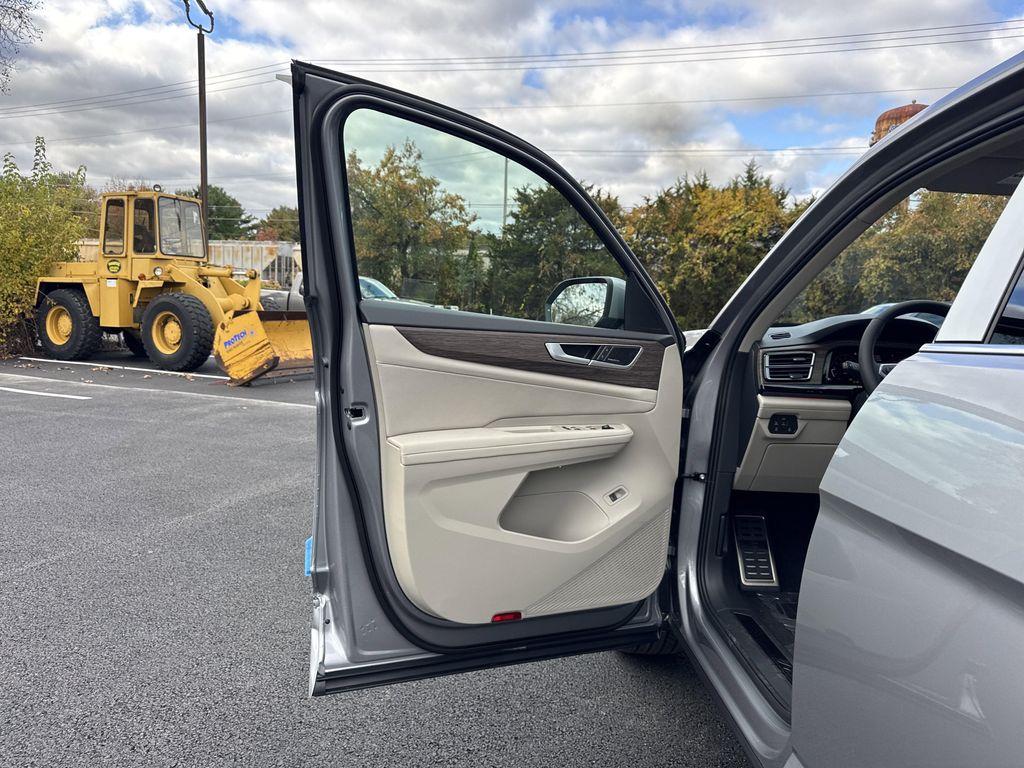 new 2026 Volkswagen Atlas car, priced at $53,748