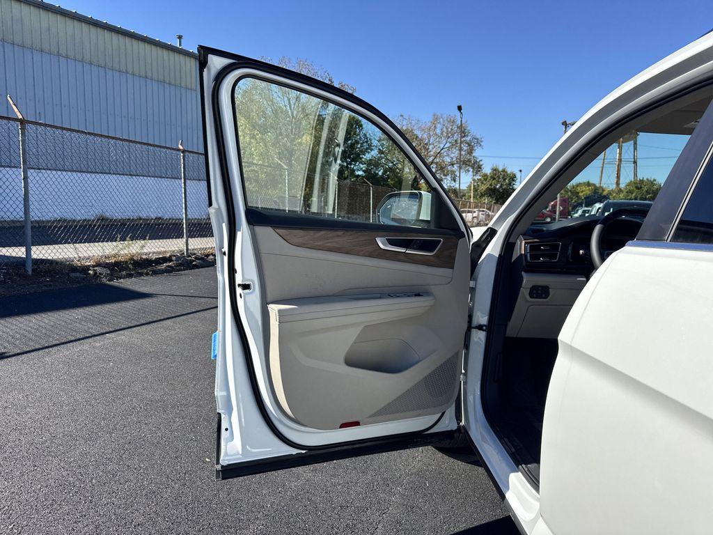 new 2026 Volkswagen Atlas car, priced at $40,284