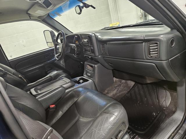 used 2002 Chevrolet Avalanche car, priced at $6,000