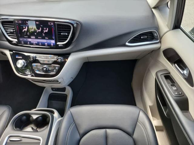 used 2024 Chrysler Pacifica car