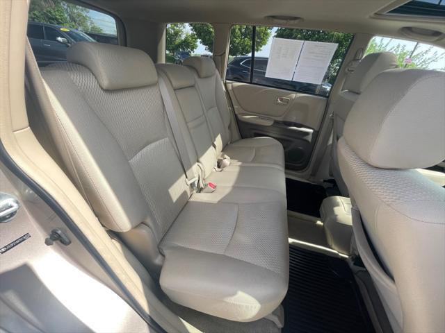 used 2007 Toyota Highlander car, priced at $9,999