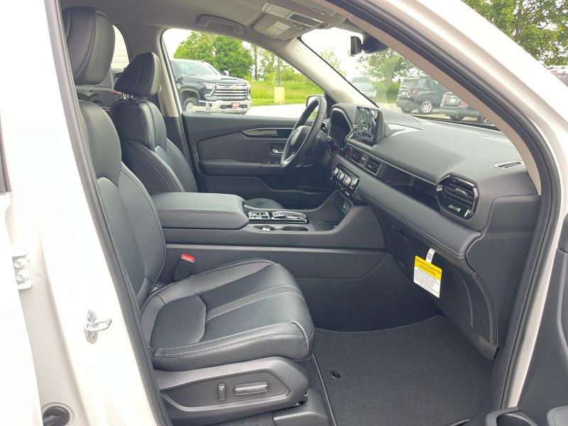 new 2025 Honda Pilot car, priced at $49,384