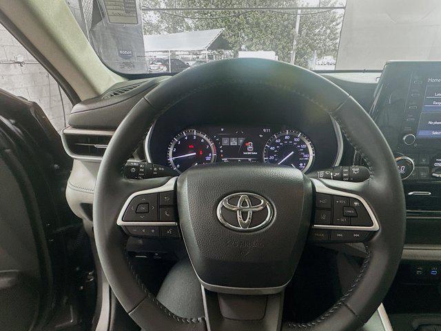 used 2022 Toyota Highlander car, priced at $34,152