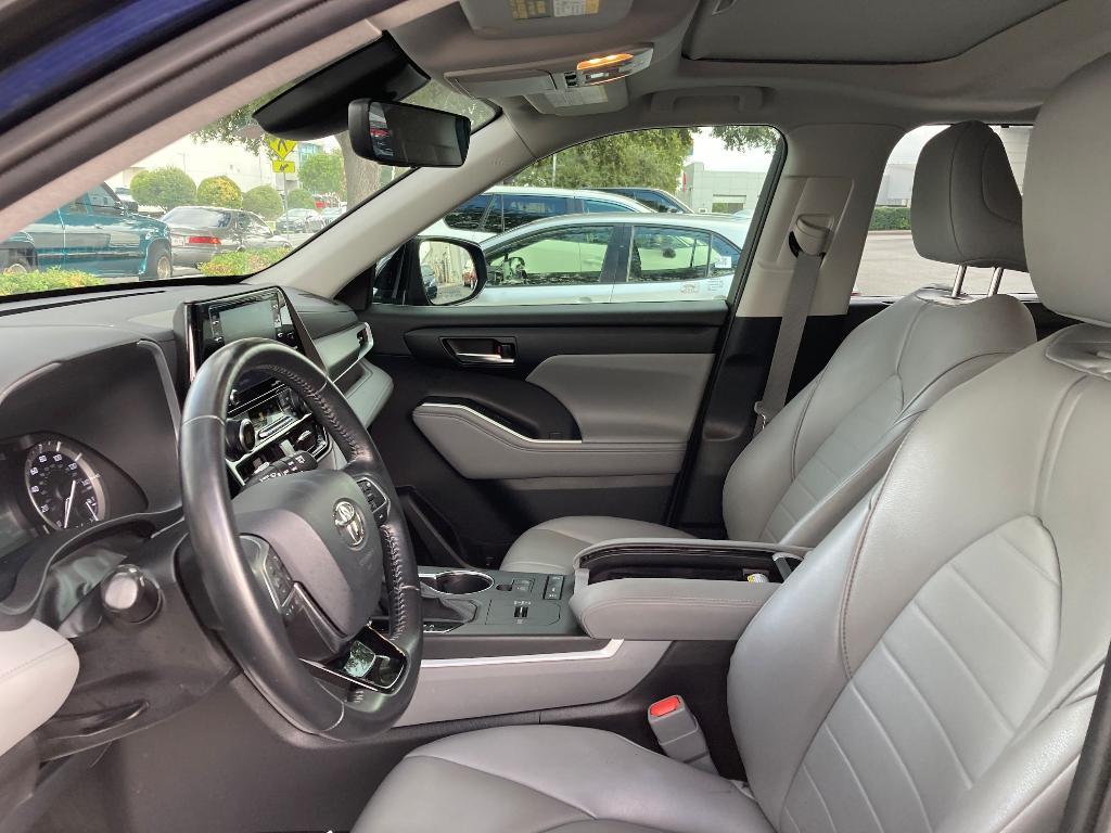 used 2020 Toyota Highlander car, priced at $28,795